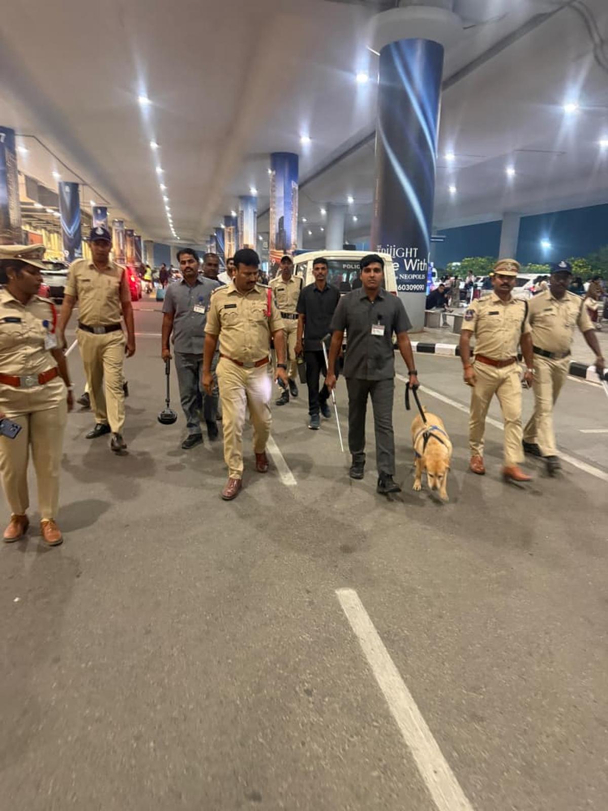 राजीव गांधी अंतर्राष्ट्रीय हवाई अड्डे (आरजीआईए) पर खोजी कुत्तों के साथ आरजीआईए पुलिस और बम खोजी दस्ते के कर्मी। राजीव गांधी अंतर्राष्ट्रीय हवाई अड्डे (आरजीआईए) पर खोजी कुत्तों के साथ आरजीआईए पुलिस और बम खोजी दस्ते के कर्मी।